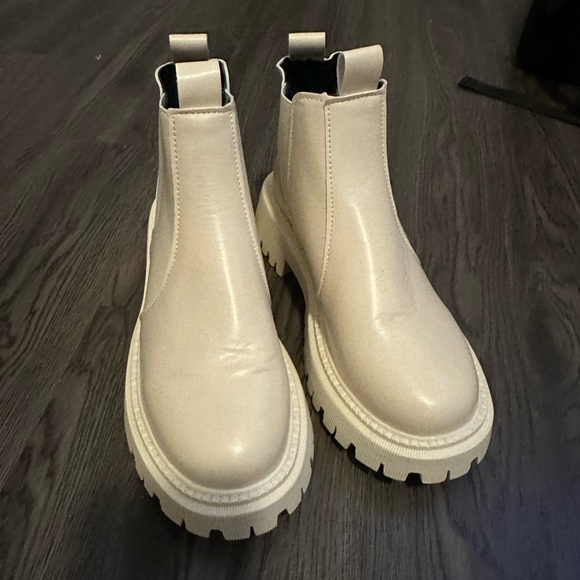 Tan boots - Picture 2 of 3